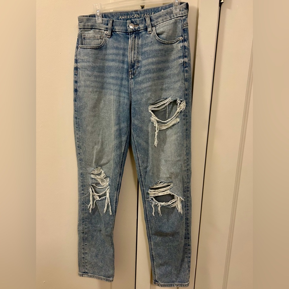 American Eagle Distressed Curvy Mom Jeans size 8 Long